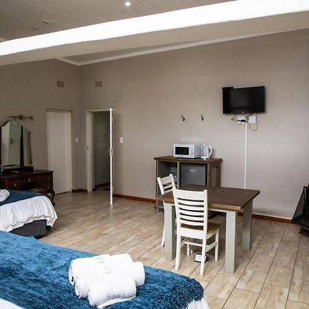 Hotel Opstal Guestfarm à Potchefstroom Extérieur photo