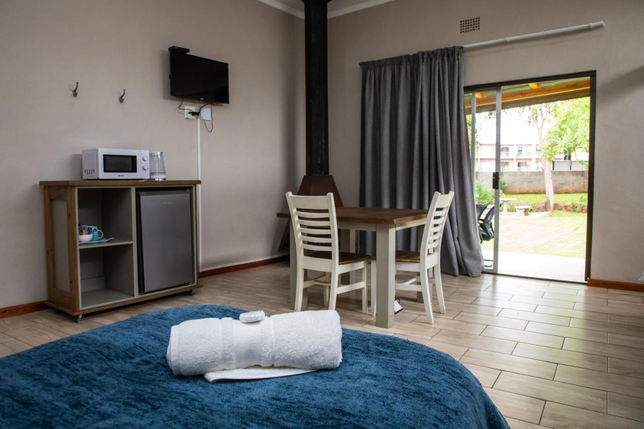 Hotel Opstal Guestfarm à Potchefstroom Extérieur photo