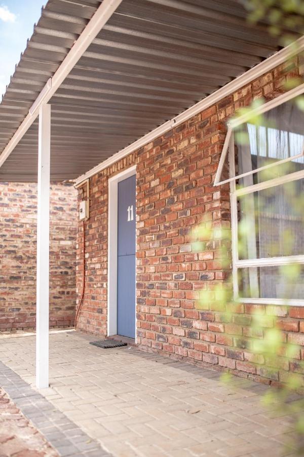 Hotel Opstal Guestfarm à Potchefstroom Extérieur photo